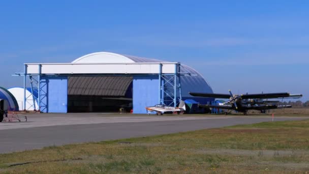 Парковка для літаків поблизу hangar в невеликий аеропорт — стокове відео