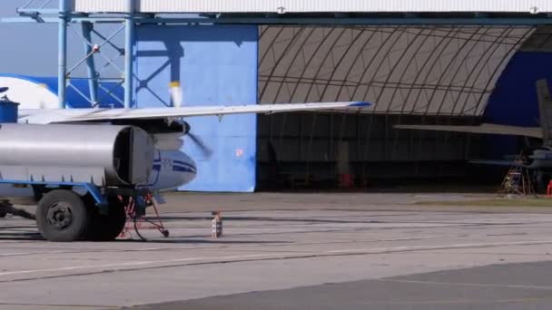Zweimotoriges Kleinflugzeug verlässt den Hangar auf der Landebahn — Stockvideo