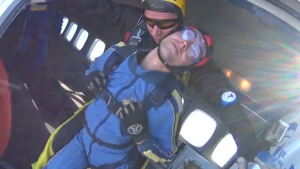 Para penerjun payung melompat di Tandem keluar dari pesawat terbang — Stok Video