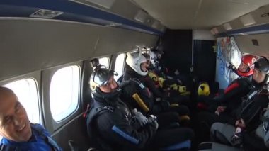 Grup skydivers bir atlama bekleyen küçük bir uçak içinde oturur