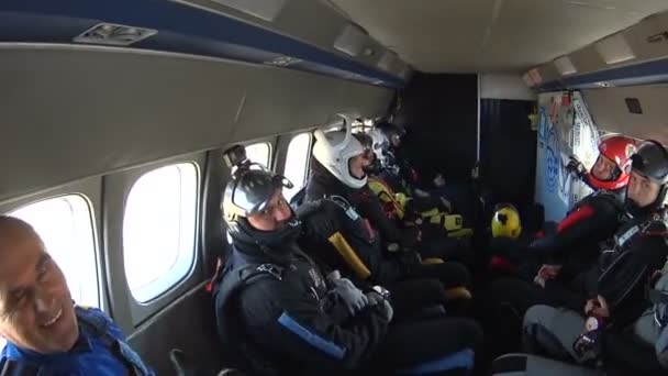 Gruppo di paracadutisti si siede all'interno di un piccolo aereo in attesa di un salto — Video Stock