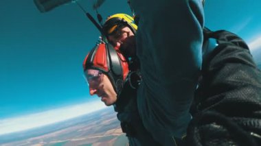 Tandem açık paraşüt altında uçan skydivers