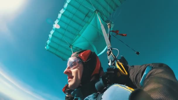 Skydivers voando em conjunto sob o paraquedas aberto. Movimento lento — Vídeo de Stock