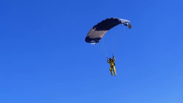 Skydiver voando com um paraquedas e pousou no chão. Movimento lento — Vídeo de Stock