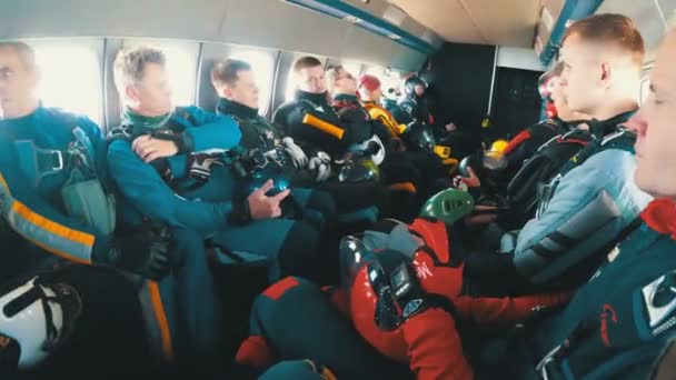 Groupe de parachutistes assis à l'intérieur d'un petit avion en attente d'un saut — Video