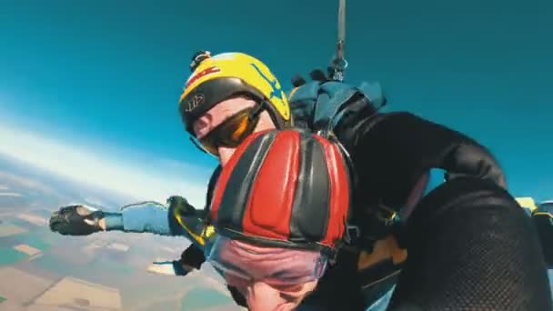 탠덤 스카이 다이빙. 낙하산을 여는 순간. 탠덤 점프입니다. 자유 낙하 — 비디오