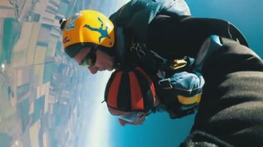 Bir uçak dışında tandem atlama paraşütçü. Ağır çekim