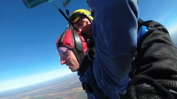 Skydivers voando em tandem sob o paraquedas aberto — Vídeo de Stock