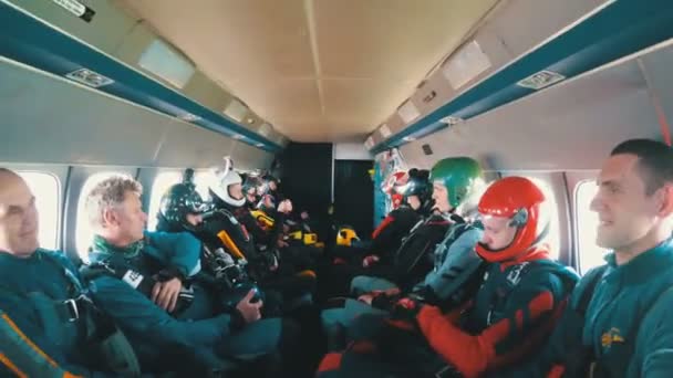 Grupo de pára-quedistas fica dentro de um pequeno avião à espera de um salto — Vídeo de Stock