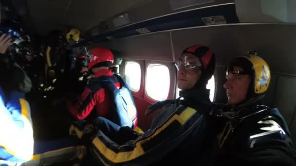 Kelompok penerjun payung duduk di dalam pesawat kecil menunggu melompat. Pergerakan Lambat — Stok Video