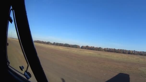 Vista desde la cabina en la pista durante el despegue — Vídeos de Stock