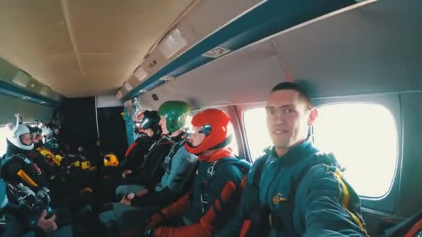 Groupe de parachutistes assis à l'intérieur d'un petit avion en attente d'un saut — Video