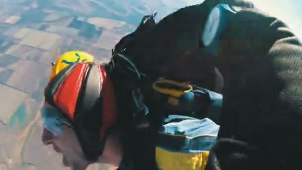 Paracaidistas saltando en tándem desde un avión — Vídeo de stock
