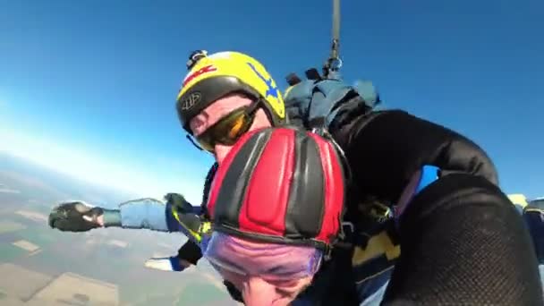 Tandem Skydiving. Paraşüt açma şu an. Tandem atlama. Serbest düşme — Stok video