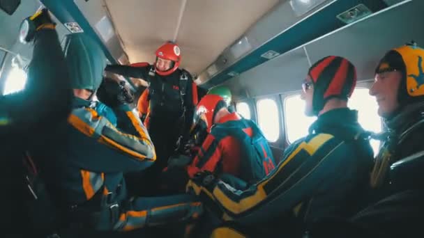 Skupina parašutisty sedí uvnitř malé letadlo čeká na skok — Stock video
