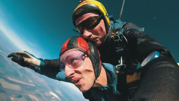 Fallskärmshoppare hoppa i Tandem ut ur ett flygplan. Slow Motion — Stockvideo