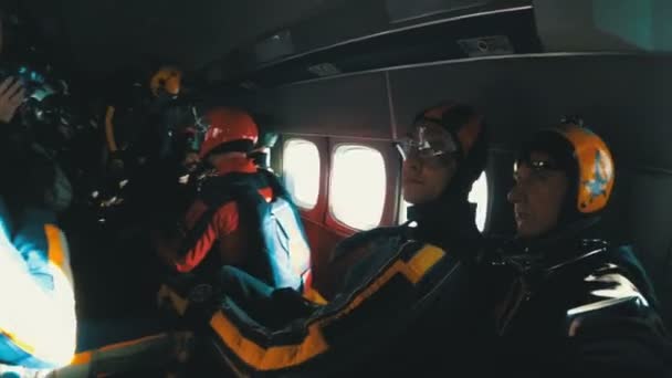 Grupo de pára-quedistas fica dentro de um pequeno avião à espera de um salto. Movimento lento — Vídeo de Stock