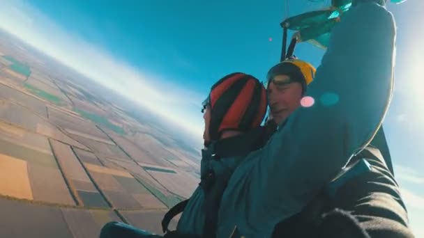 Skydivers voando em tandem sob o paraquedas aberto — Vídeo de Stock