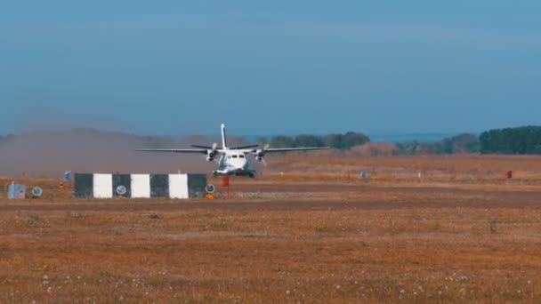 Pequeño avión de doble motor se mueve a lo largo de la pista con una cubierta de tierra — Vídeos de Stock