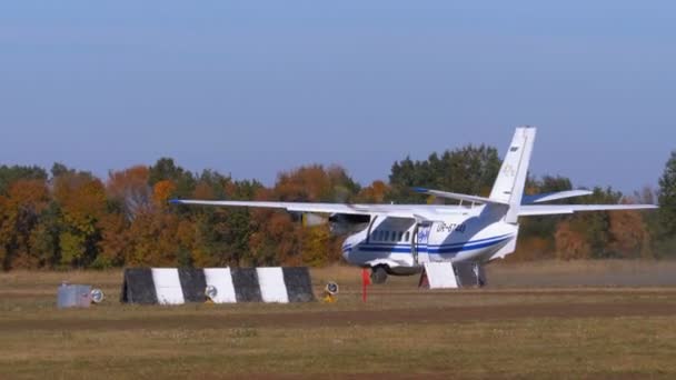 Aviones bimotores pequeños aceleran a lo largo de la pista y despegan — Vídeos de Stock