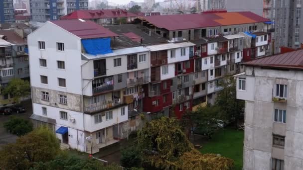 Vista panorámica de los edificios antiguos y nuevos de gran altura de la ciudad — Vídeo de stock