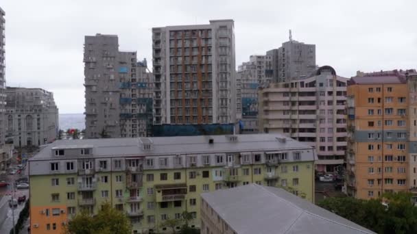 Vista panorámica de los edificios antiguos y nuevos de gran altura de la ciudad — Vídeo de stock