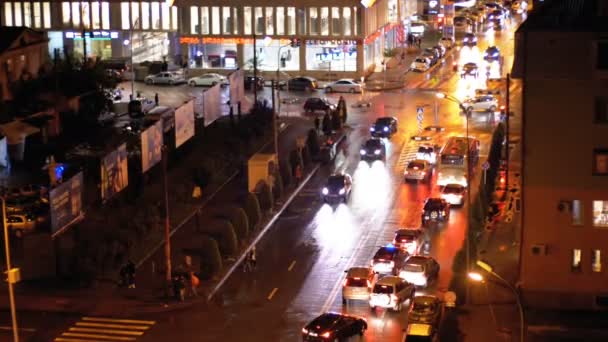 Vista desde arriba en el centro de la carretera nocturna de la ciudad con coches de conducción. Luces de la ciudad nocturna . — Vídeos de Stock