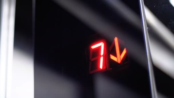 Cyfrowy wyświetlacz w windzie, która wywodzi się od podłogi ze strzałką w dół — Wideo stockowe
