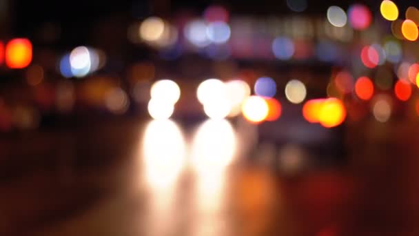 Defocused éjszakai városi közlekedési lámpák — Stock videók