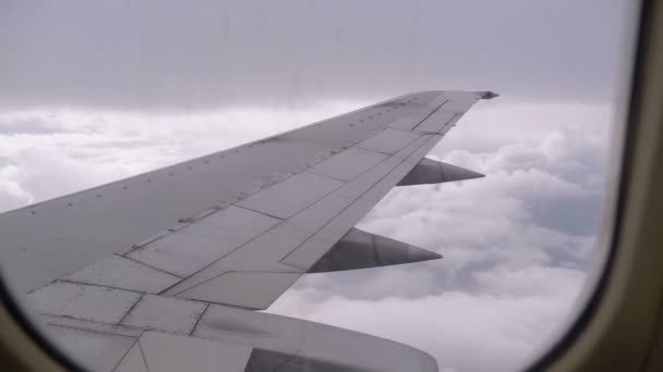 Widok z okna samolotu pasażerskiego na skrzydle latanie w chmurach — Wideo stockowe