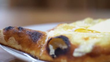 Acara Khachapuri restoranda bir tabakta yumurta ile
