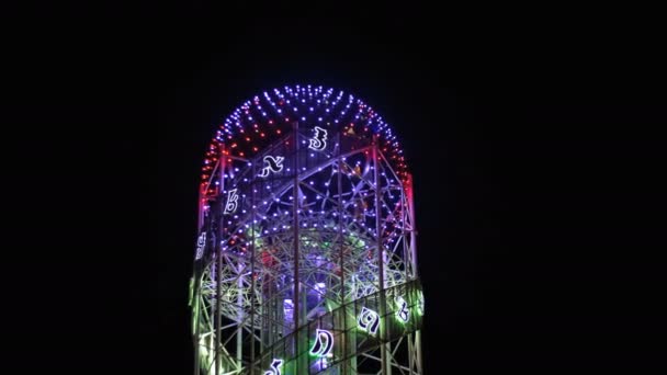 Alphabet Tower por la noche en el terraplén en Batumi, Georgia — Vídeos de Stock