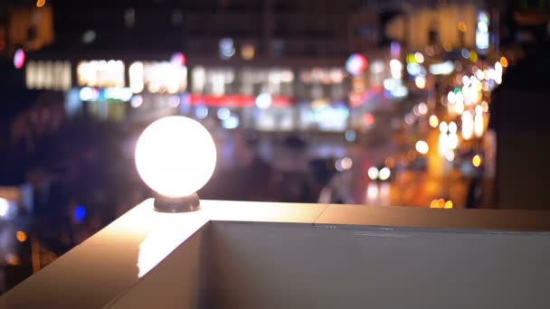 Vue depuis le toit de la maison aux lumières floues de la ville nocturne — Video