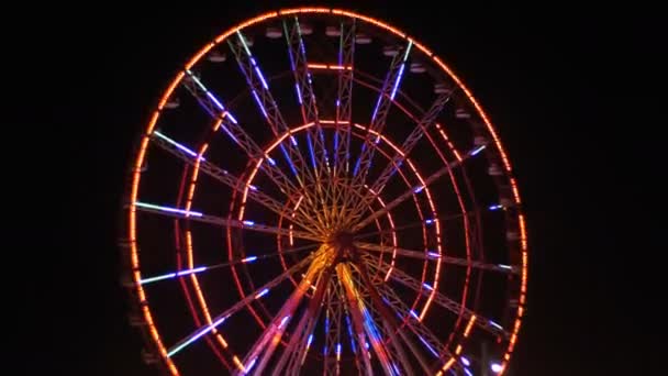 Riesenrad leuchtet in der Nacht. Böschung von Batumi, Georgien — Stockvideo