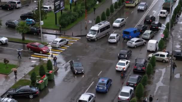 Tráfego de carro na estrada de uma cidade movimentada — Vídeo de Stock