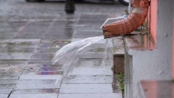 Tuyau d'eau pendant la pluie — Video