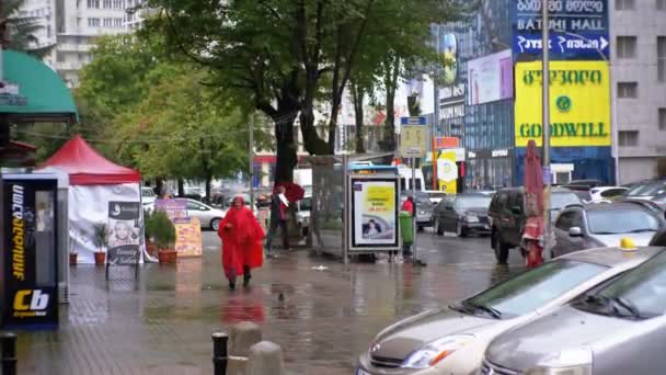 Batum sonbaharında yağmurda sokak — Stok video