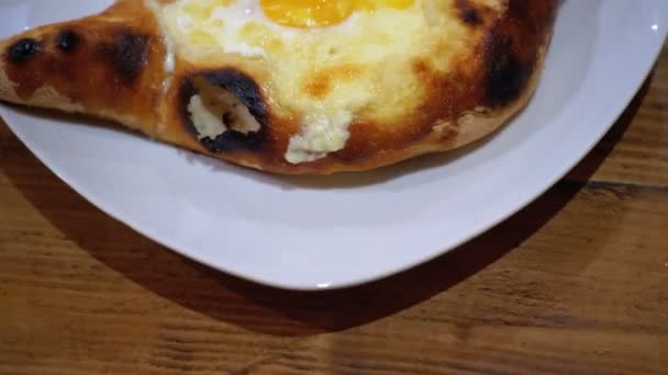 Acara Khachapuri restoranda bir tabakta yumurta ile — Stok video