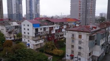 Yeni yüksek gökdelenler inşaatı. Panoramik şehir eski ve yeni yüksek katlı binaların