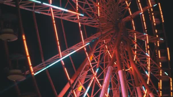 Luces de la rueda de la fortuna en la noche — Vídeo de stock