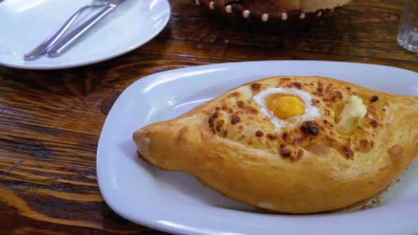 Adjarian Khachapuri con uovo su un piatto nel ristorante — Video Stock
