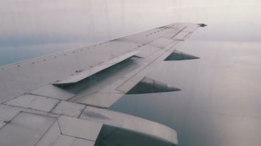 Bulutların üzerinde uçan kanat yolcu uçak penceresinden görünümü