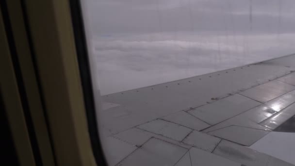 Vista da janela do avião de passageiros na asa Voando acima das nuvens — Vídeo de Stock