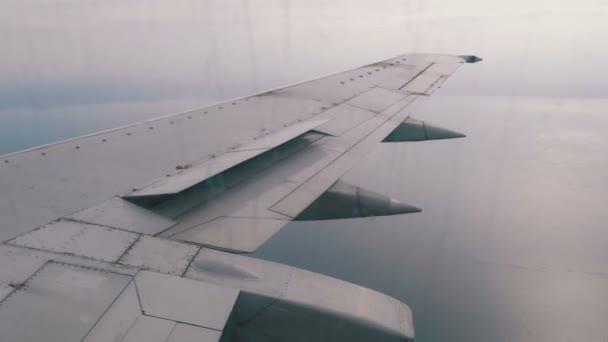 Bulutların üzerinde uçan kanat yolcu uçak penceresinden görünümü — Stok video
