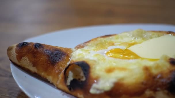 Adjarian Khachapuri con huevo en una placa en el restaurante — Vídeos de Stock