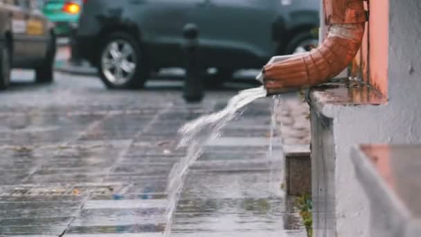 Tubería de agua durante la lluvia — Vídeo de stock