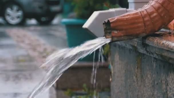 Wasserleitung bei Regen — Stockvideo