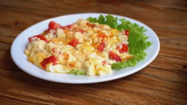 Domates, peynir ve bir restoranda ahşap bir masa üzerinde otlar ile Gürcü omlet tabak.