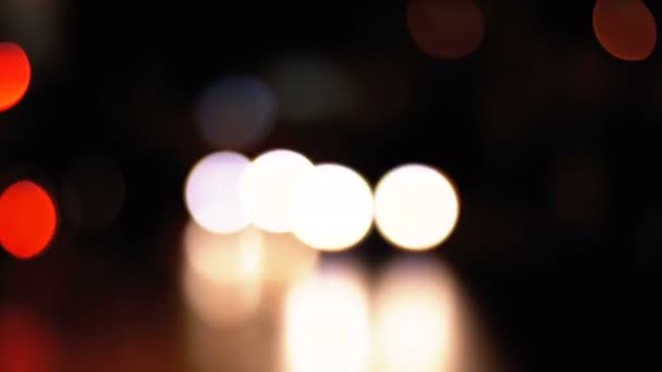 Розфокусовані нічні міські світлофори — стокове відео