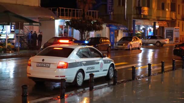 街の通り夜に含まれているフラッシャー コストとグルジア警察の車 — ストック動画